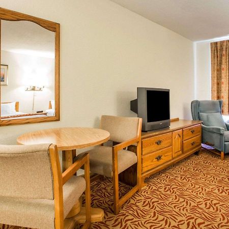 University Inn & Suites Stevens Point Extérieur photo