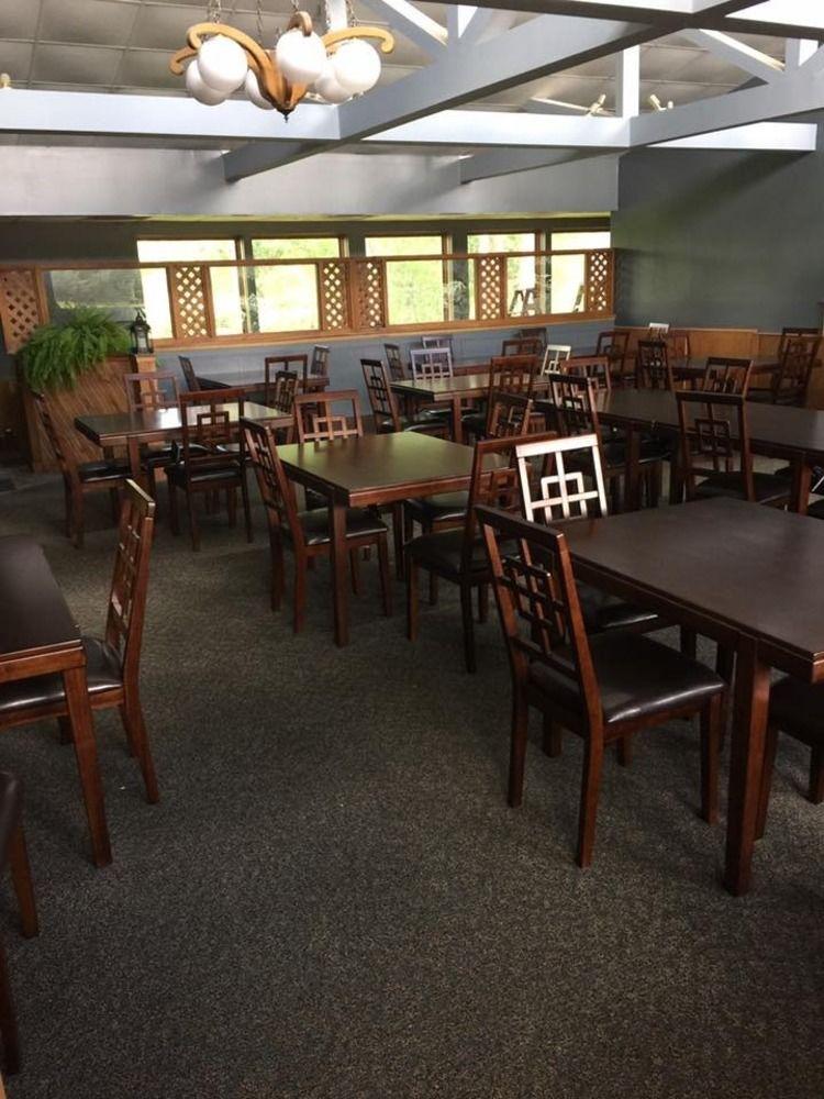 University Inn & Suites Stevens Point Extérieur photo