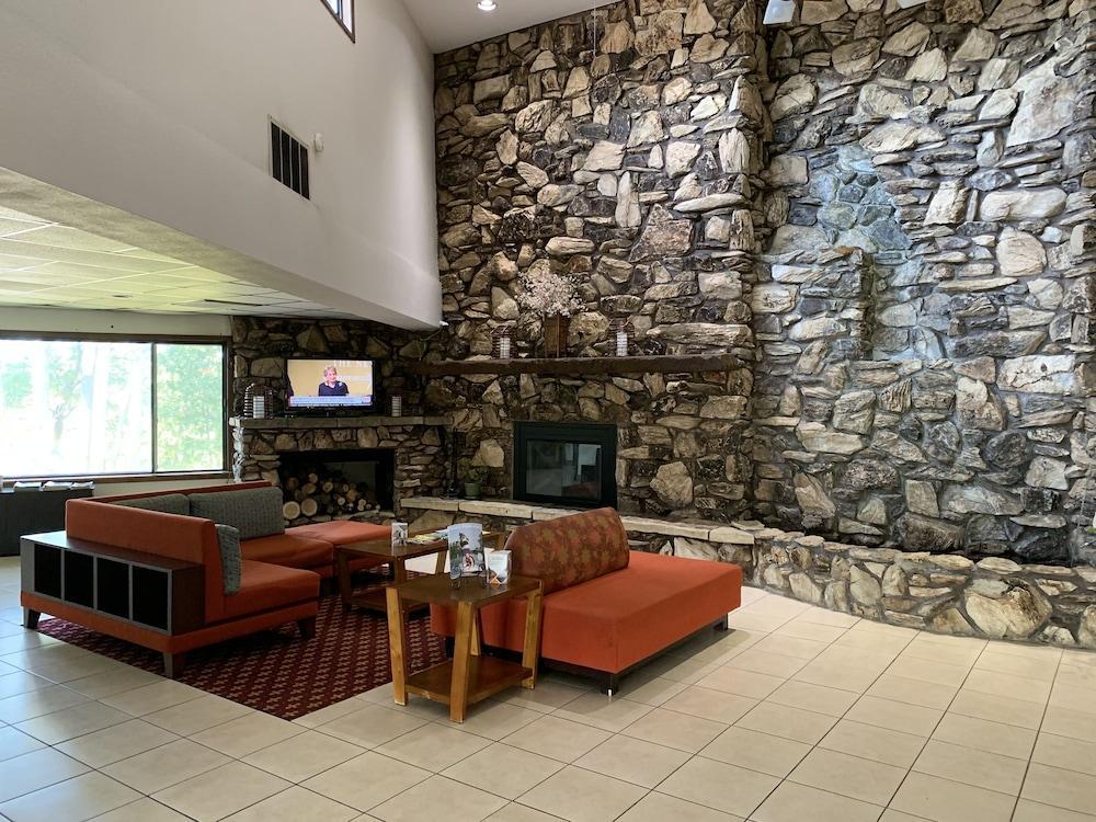 University Inn & Suites Stevens Point Extérieur photo