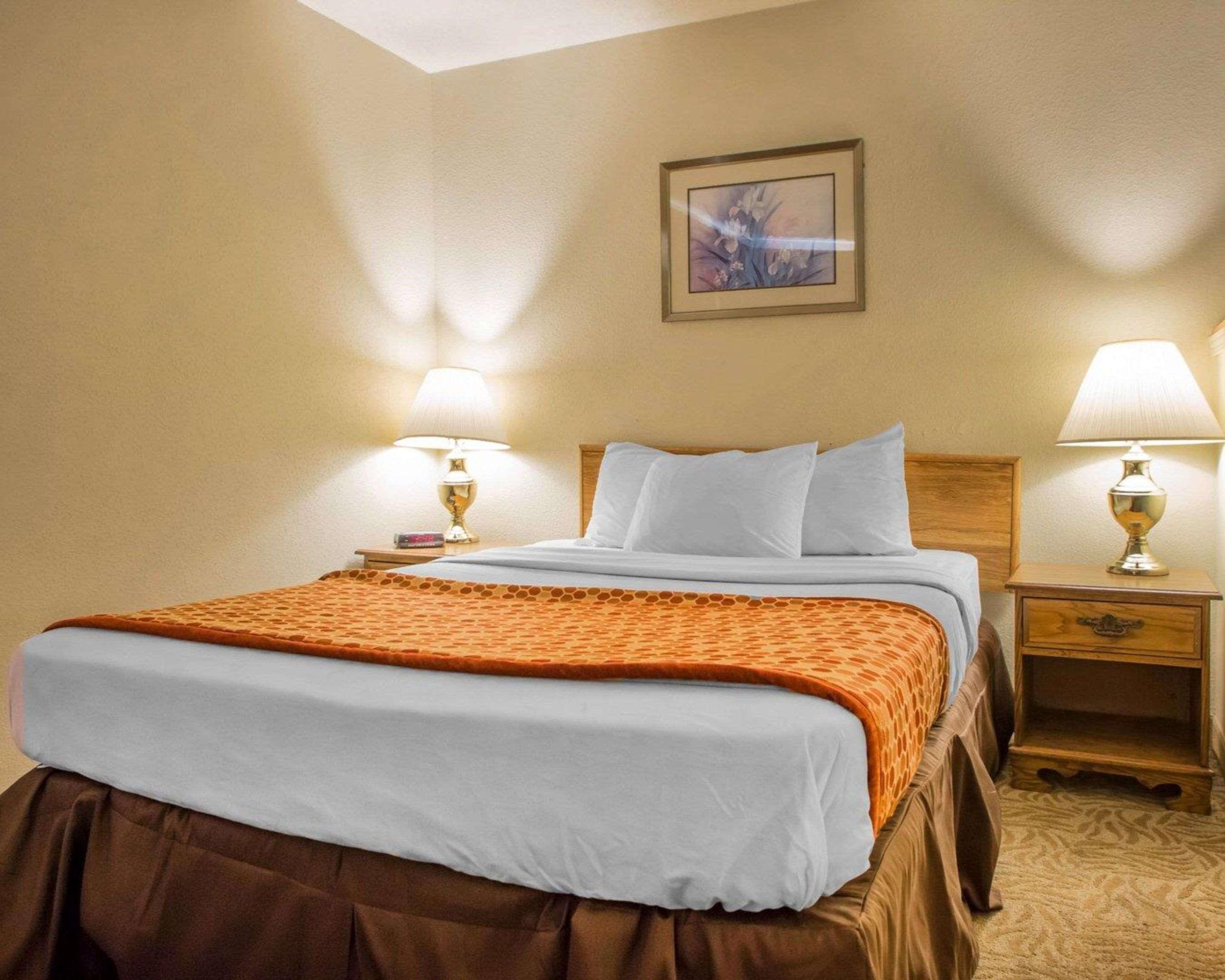 University Inn & Suites Stevens Point Extérieur photo