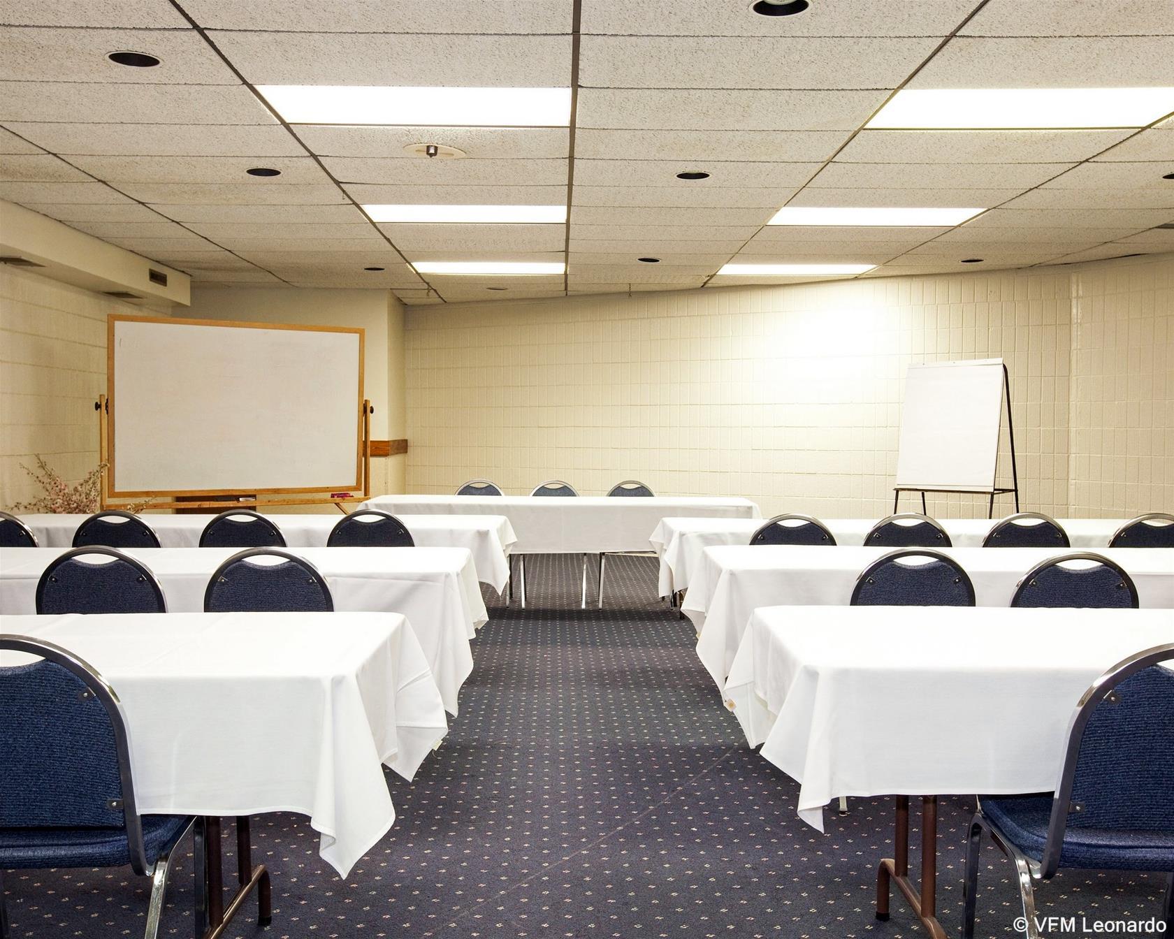 University Inn & Suites Stevens Point Extérieur photo