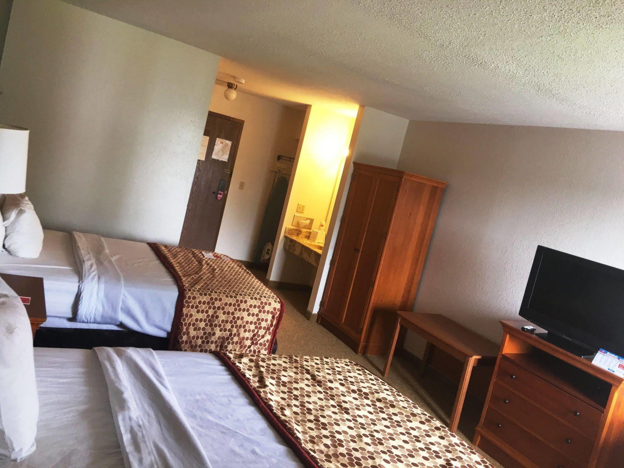 University Inn & Suites Stevens Point Extérieur photo