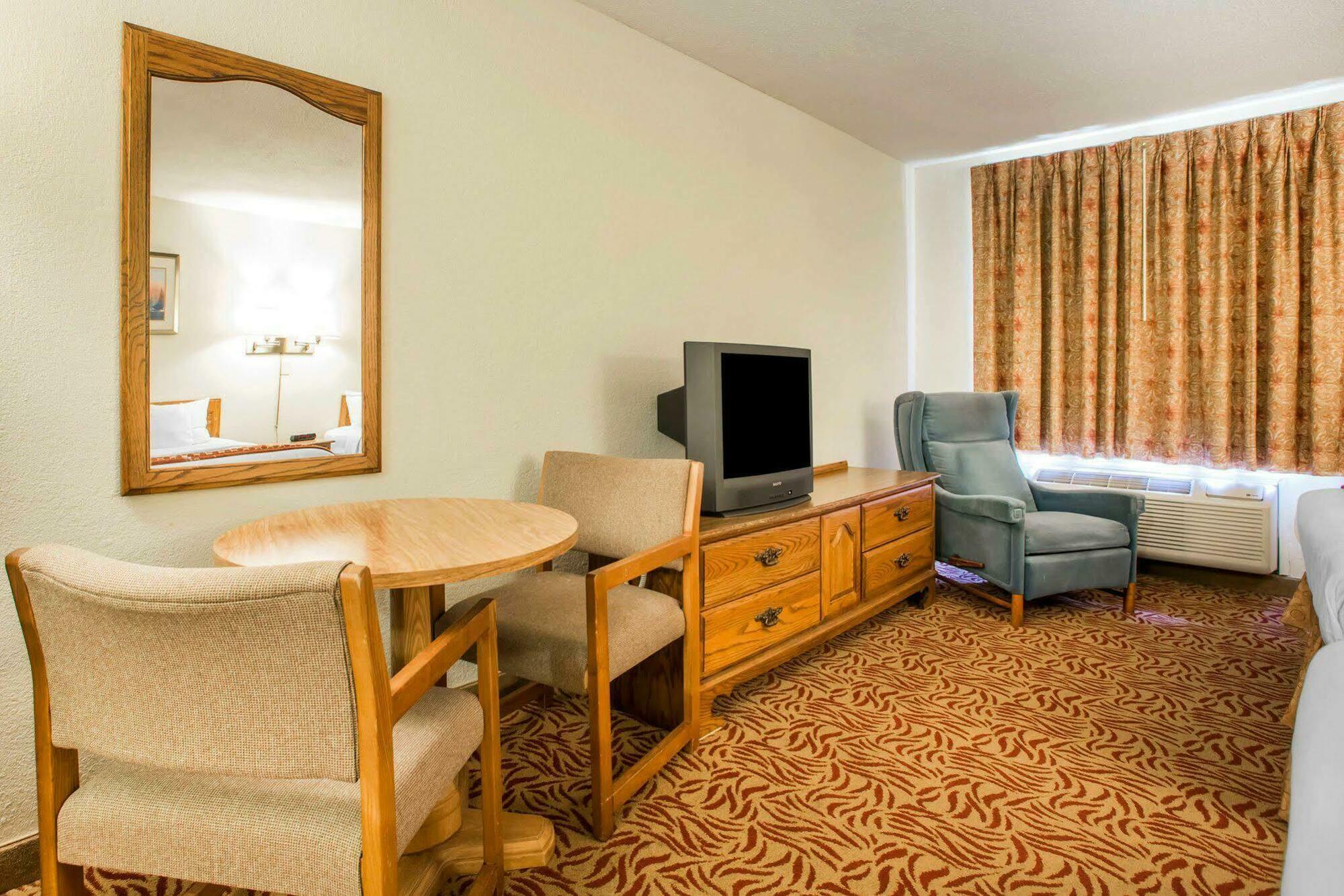 University Inn & Suites Stevens Point Extérieur photo