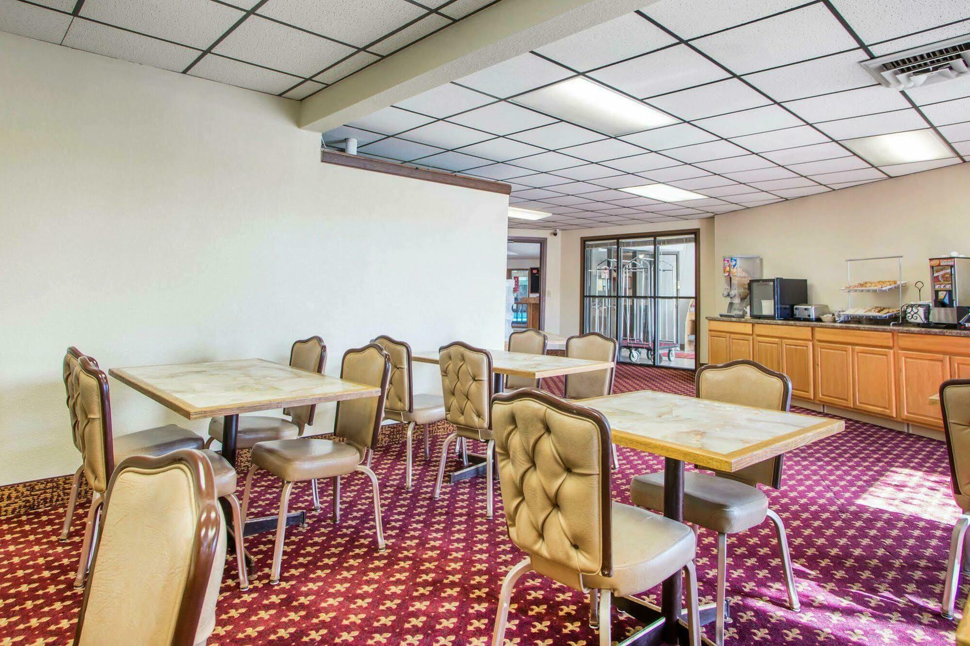 University Inn & Suites Stevens Point Extérieur photo