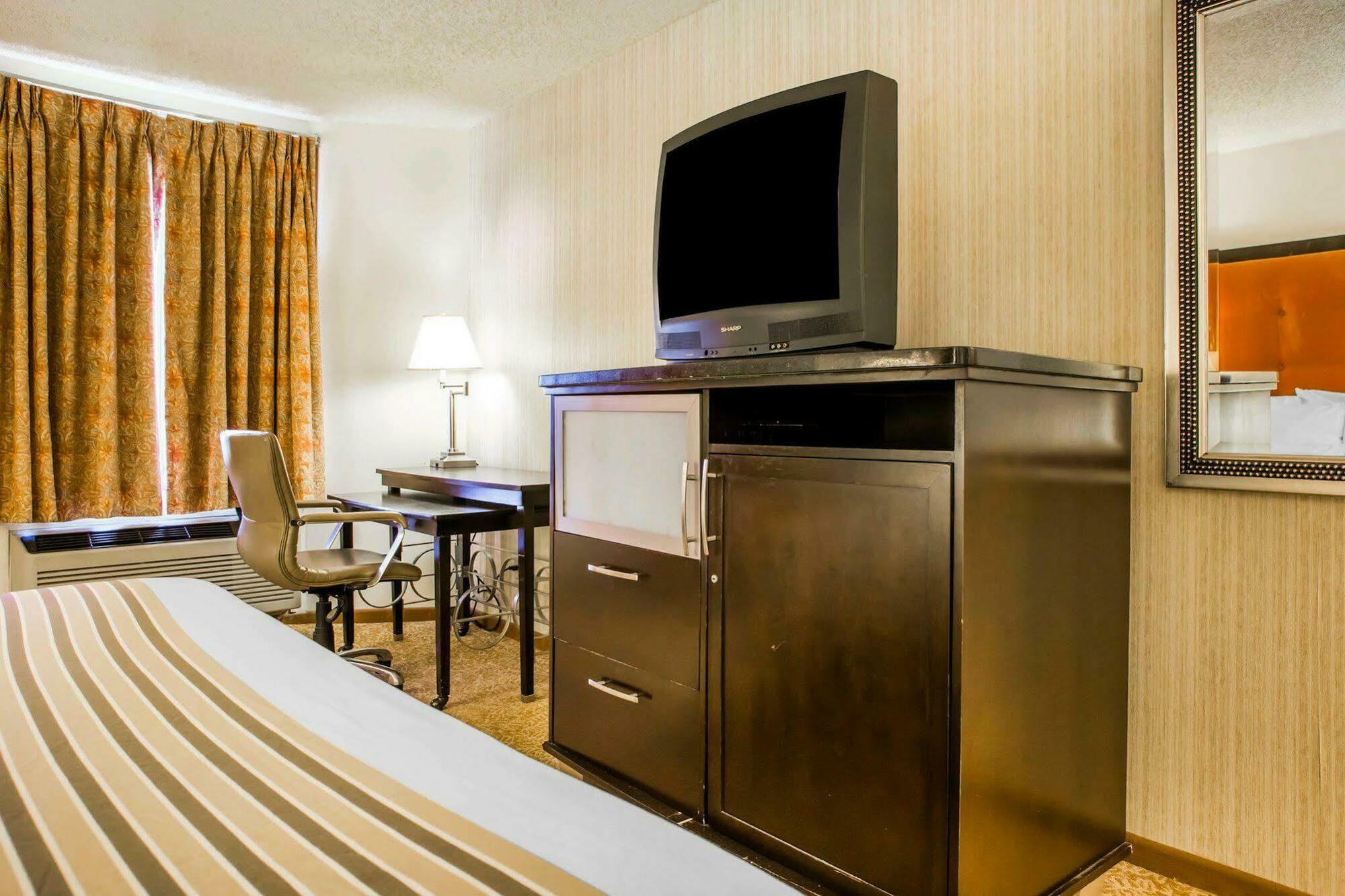 University Inn & Suites Stevens Point Extérieur photo