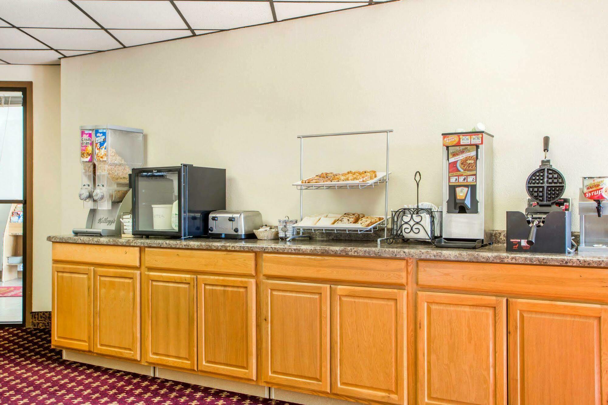 University Inn & Suites Stevens Point Extérieur photo